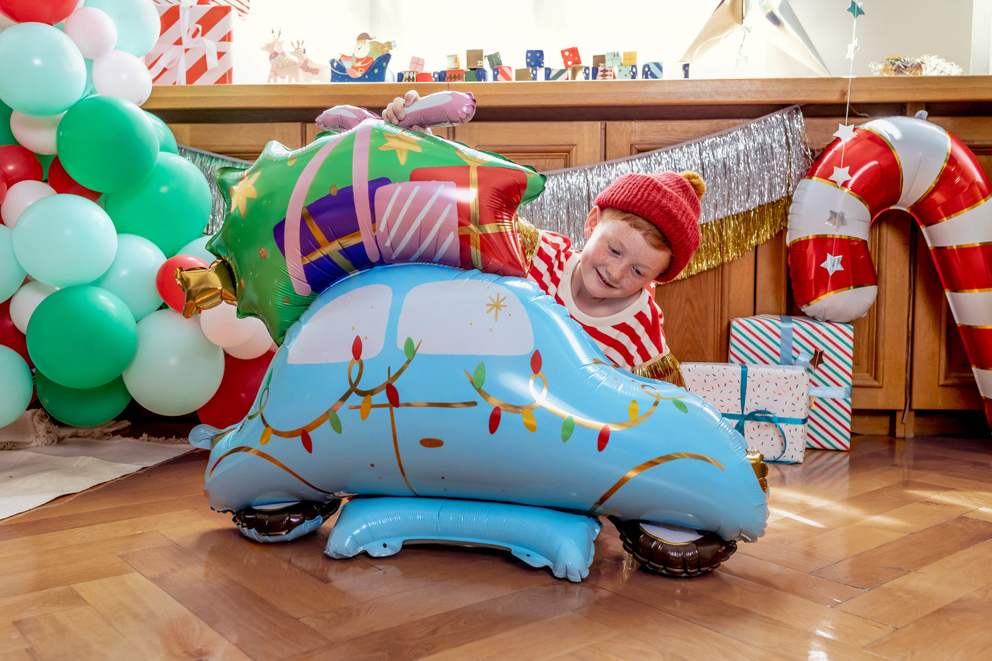 Christmas Balloon - A car with a tree on the roof