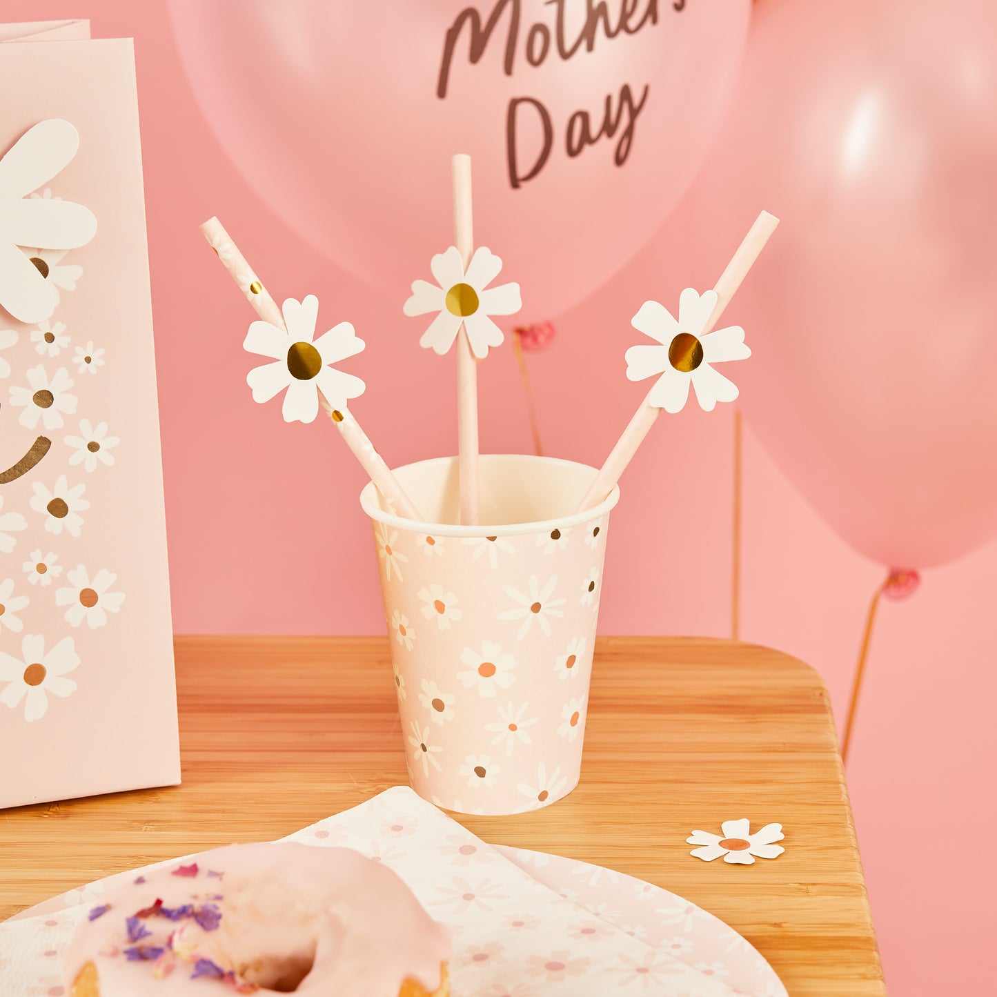Daisy print paper party cups for birthdays, baby showers and spring celebrations