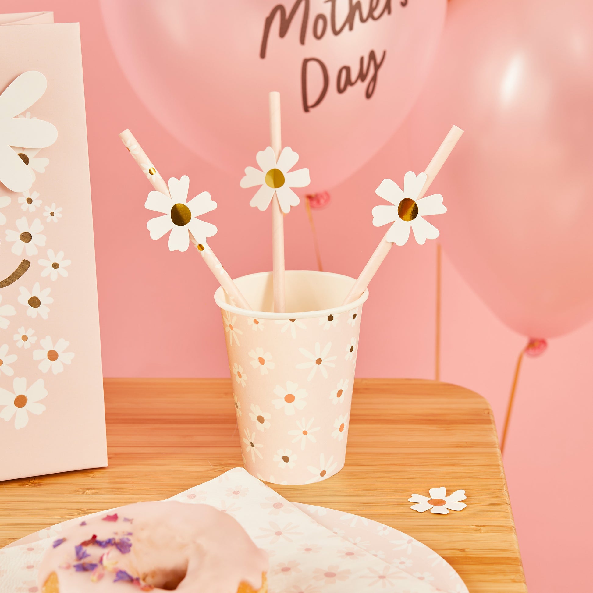 Daisy print paper party cups for birthdays, baby showers and spring celebrations