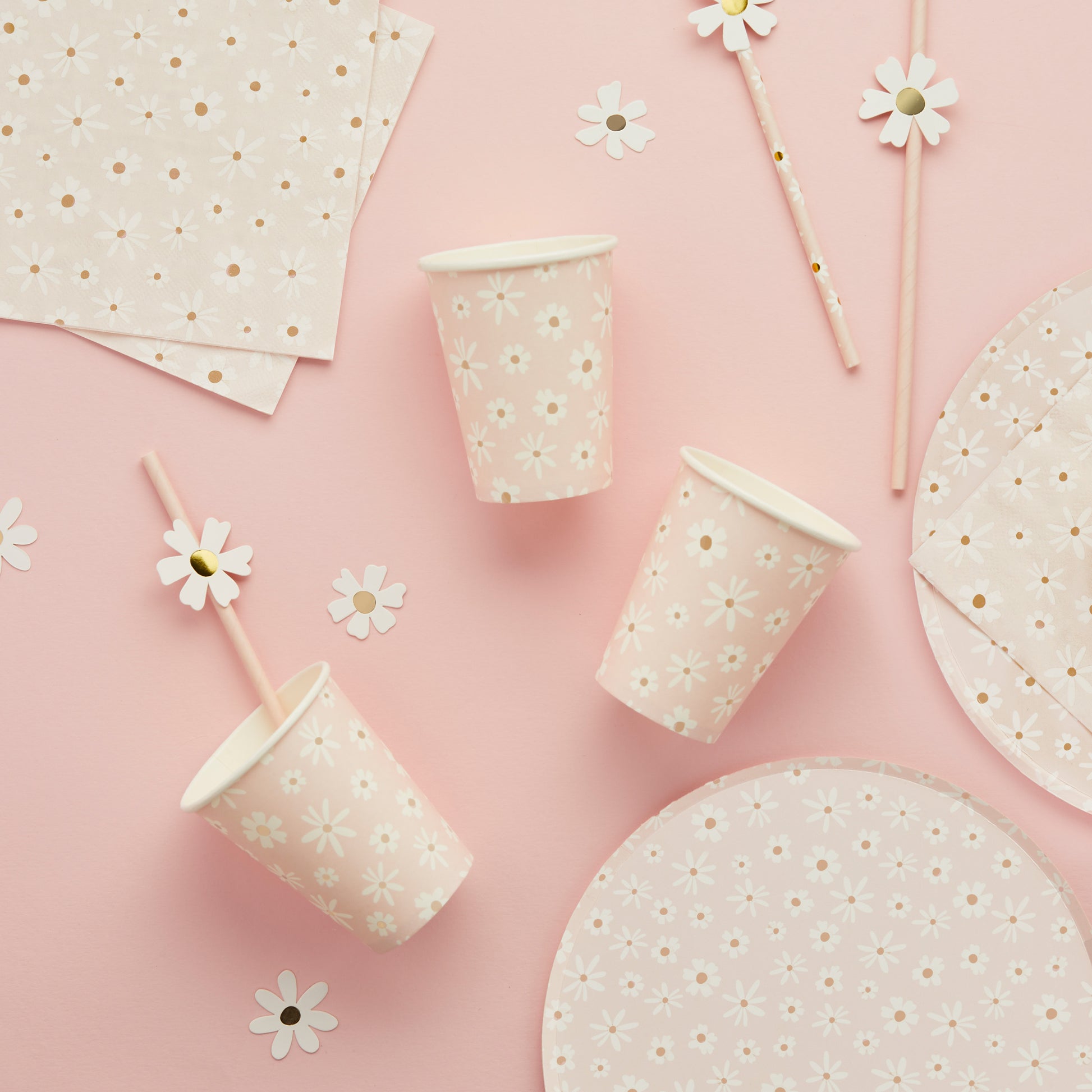Daisy print paper party cups for birthdays, baby showers and spring celebrations